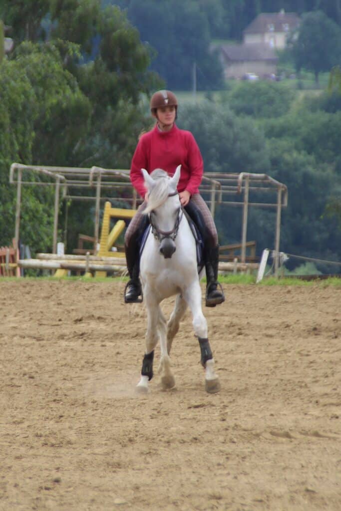 Cavalière poney réalisant une cession à la jambe
